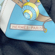 Load image into Gallery viewer, HERMES Twilly History of horse carriages Les Voitures Nouvelles Vert Amandes/Blue Gacier/Beige Silk100%