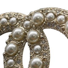 Load image into Gallery viewer, CHANEL CC Logo Brooch Gold Gold Plated Faux Pearl