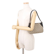 将图像加载到图库查看器中,GUCCI GG Emblem GG Supreme Shoulder Bag Beige/Black815218 GG Supreme Leather