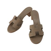 Load image into Gallery viewer, HERMES Oazis Sandals Etoupe Epsom Size 37