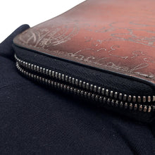 将图像加载到图库查看器中,Berluti Itauba Calligraphy Zip Around Brown scritto leather