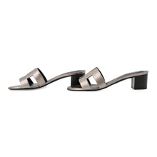 Load image into Gallery viewer, HERMES Oazis Sandals Champagne Chèvre Metallize Size 36