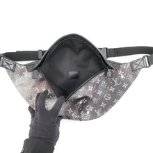 将图像加载到图库查看器中,LOUIS VUITTON Discovery・Bumbag NoirM44444 Monogram / Galaxy