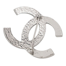 将图像加载到图库查看器中,CHANEL CC Logo Brooch Silver/White Metal Faux Pearl
