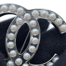将图像加载到图库查看器中,CHANEL CC Logo Brooch Silver/White Metal Faux Pearl