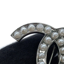 将图像加载到图库查看器中,CHANEL CC Logo Brooch Silver/White Metal Faux Pearl