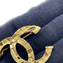 将图像加载到图库查看器中,CHANEL CC Logo Brooch GoldABB103 Metal