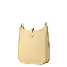 Load image into Gallery viewer, HERMES Evelyne Shorts Amazon Vanille Taurillon Clemence Size TPM