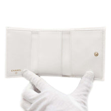 将图像加载到图库查看器中，CHANEL Matelasse Classic Tri-Fold Compact Wallet WhiteAP3397 Caviar Leather
