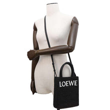 将图像加载到图库查看器中，LOEWE Standard A5 Tote Bag Black/WhiteA563S30X09 Raffia
