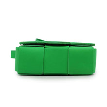 将图像加载到图库查看器中，Bottega Veneta Candy Cassette Shoulder Bag Green666688 Lambskin
