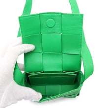 将图像加载到图库查看器中，Bottega Veneta Candy Cassette Shoulder Bag Green666688 Lambskin
