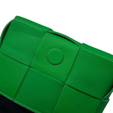 将图像加载到图库查看器中，Bottega Veneta Candy Cassette Shoulder Bag Green666688 Lambskin
