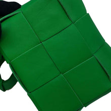 将图像加载到图库查看器中，Bottega Veneta Candy Cassette Shoulder Bag Green666688 Lambskin
