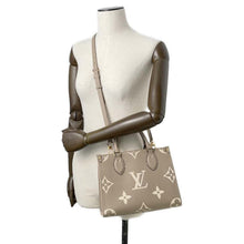 将图像加载到图库查看器中，LOUIS VUITTON Onthego Tourterelle claimM45779 Monogram Empreinte Leather Monogram Giant Size PM
