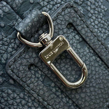 将图像加载到图库查看器中，LOUIS VUITTON Chalk・Pouch granite grayM81572 Taurillon Clamming
