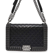 将图像加载到图库查看器中，CHANEL Boy Chanel Shoulder Bag Black Shiny Calf Leather Size 28
