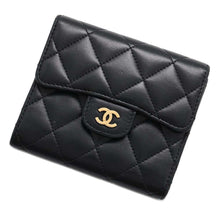 将图像加载到图库查看器中，CHANEL Matelasse compact wallet BlackA82288 Lambskin
