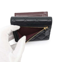 将图像加载到图库查看器中，CHANEL Matelasse compact wallet BlackA82288 Lambskin
