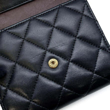 将图像加载到图库查看器中，CHANEL Matelasse compact wallet BlackA82288 Lambskin
