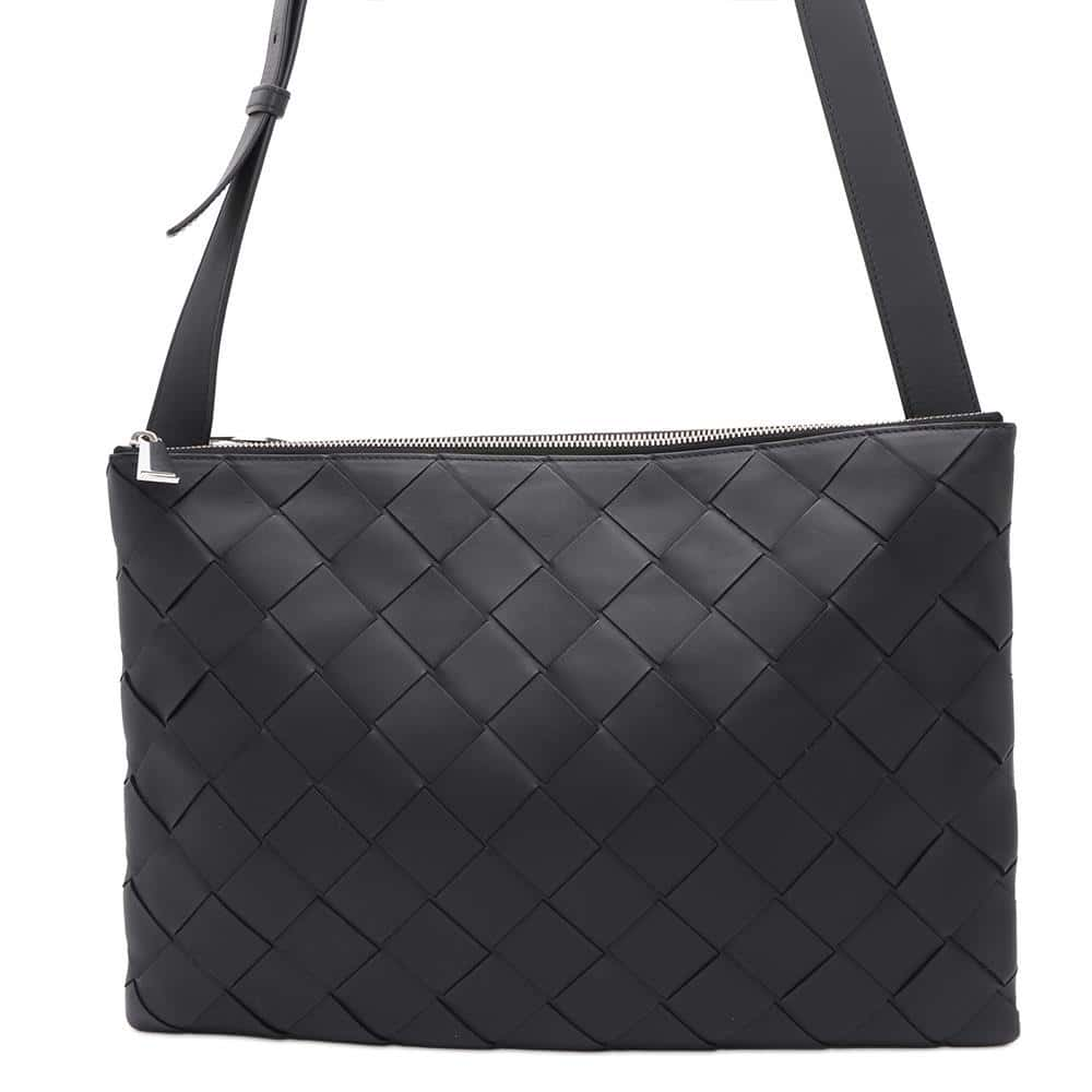 Bottega Veneta MAXI INTRECCIATO MESSENGER BAG Black620537 Leather