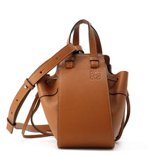 将图像加载到图库查看器中，LOEWE Hammock Drawstring Tan314.30.V07 Leather Size Mini
