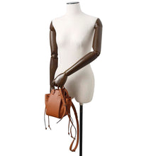 将图像加载到图库查看器中，LOEWE Hammock Drawstring Tan314.30.V07 Leather Size Mini
