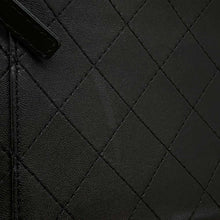 将图像加载到图库查看器中，CHANEL Vanity Bag ChainShoulder Bag Black Leather
