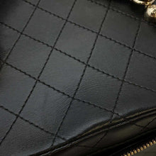 将图像加载到图库查看器中，CHANEL Vanity Bag ChainShoulder Bag Black Leather
