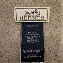 Load image into Gallery viewer, HERMES Scarf &quot;Teddy Pocket&quot; desaire Wool 65% Cashmere35%
