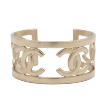 将图像加载到图库查看器中，CHANEL CC Logo Bangle Champagne Gold Metal
