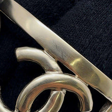 将图像加载到图库查看器中，CHANEL CC Logo Bangle Champagne Gold Metal
