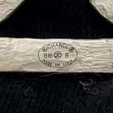 将图像加载到图库查看器中，CHANEL CC Logo Bangle Champagne Gold Metal
