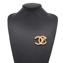 将图像加载到图库查看器中，CHANEL CC Logo Brooch Gold Metal
