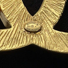 将图像加载到图库查看器中，CHANEL CC Logo Brooch Gold Metal
