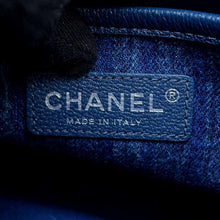 将图像加载到图库查看器中，CHANEL Matelasse CC Logo Hobo Bag Blue Denim
