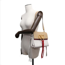 将图像加载到图库查看器中，Valentino Garavani V sling Shoulder Bag White/Beige/Red Leather
