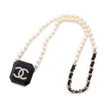 将图像加载到图库查看器中，CHANEL Faux Pearl  AirPodsCase BlackAB6425 Metal Faux Pearl  Rhinestone
