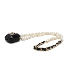 将图像加载到图库查看器中，CHANEL Faux Pearl  AirPodsCase BlackAB6425 Metal Faux Pearl  Rhinestone
