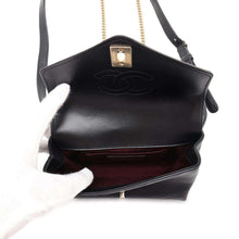 将图像加载到图库查看器中，CHANEL V Stitch ChainShoulder Black Leather
