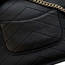 将图像加载到图库查看器中，CHANEL V Stitch ChainShoulder Black Leather
