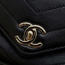 将图像加载到图库查看器中，CHANEL V Stitch ChainShoulder Black Leather
