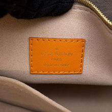 将图像加载到图库查看器中，LOUIS VUITTON On My Side OrangeM57730 Mahina Calf Leather Size PM
