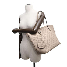 Load image into Gallery viewer, LOUIS VUITTON Blossom GaletM21852 Monogram Mahina Size MM
