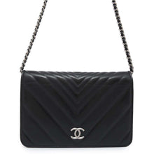 将图像加载到图库查看器中，CHANEL Chevron Chain wallet BlackA70230 Calf Leather
