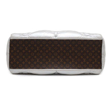 将图像加载到图库查看器中，LOUIS VUITTON LV Pillow Onthego MetalicSilverM21053 Monogram Recycled Nylon Size GM
