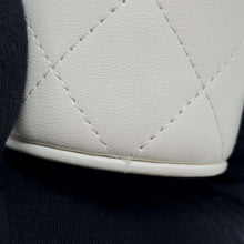 将图像加载到图库查看器中，CHANEL Matelasse ChainShoulder Pouch White Lambskin
