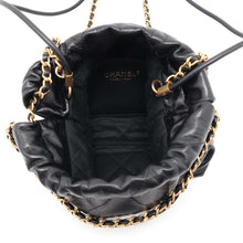 将图像加载到图库查看器中，CHANEL CHANEL22 Handbag BlackAS3980 Shiny Calf Leather Size Mini
