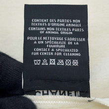 将图像加载到图库查看器中，CHANEL Cushion White/Black Cashmere Cotton
