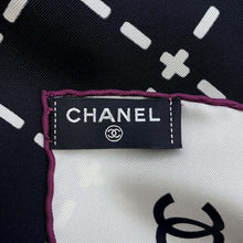 将图像加载到图库查看器中，CHANEL COCO CC Logo Large Scarf White/Black/Multicolor Silk100%
